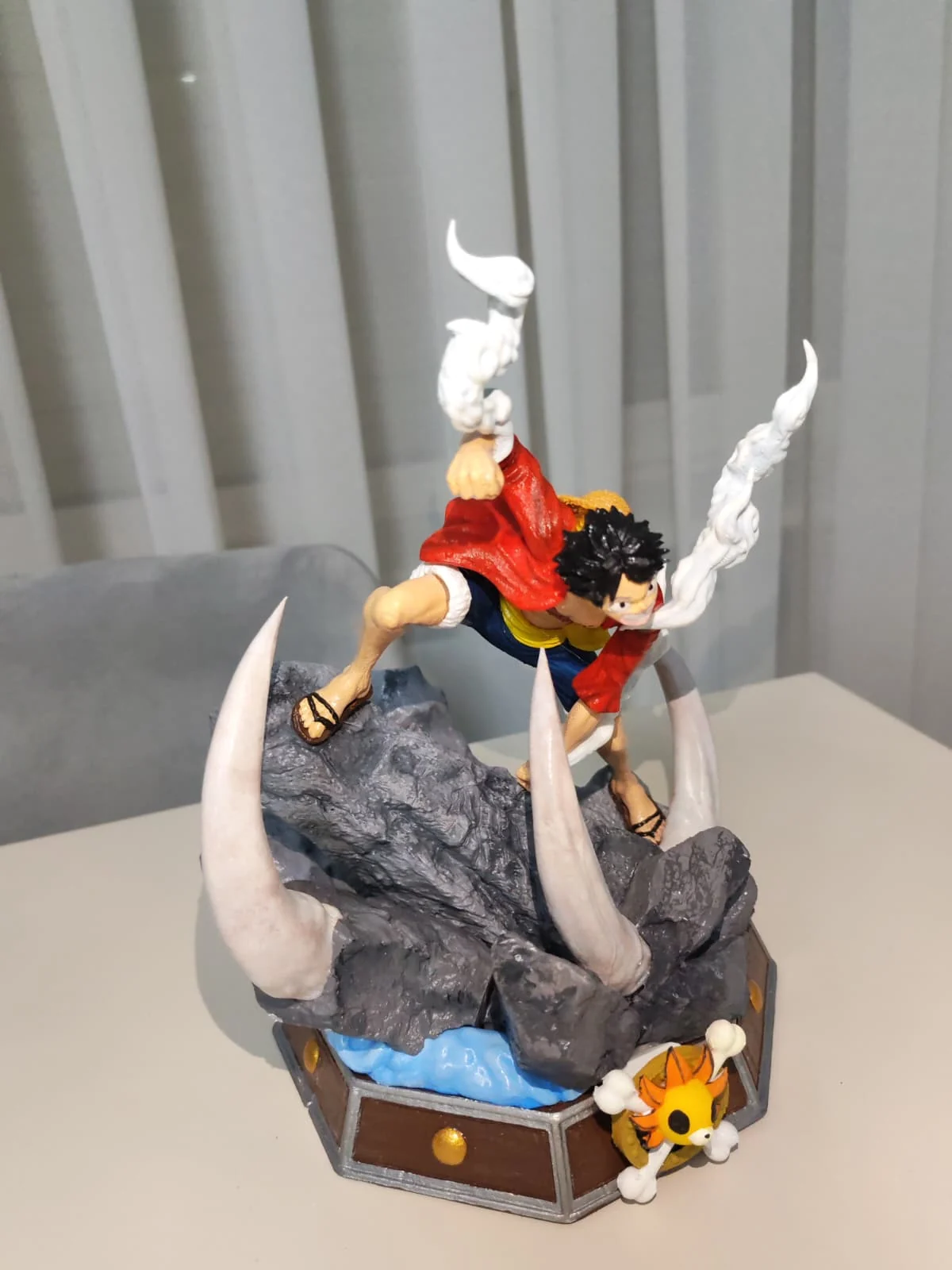 Panci3D tarafından el boyaması yapılan sahneli anime figürü
